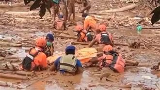 印尼洪災逾千死　泥巴水淹胸部家園全毀