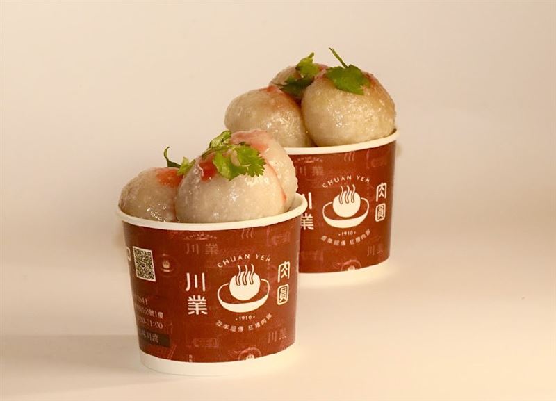 文化總會招待翡翠騎士宵夜吃萬華百年老店「川業肉圓」。(圖／文化總會提供）