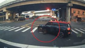 新北,三重,輾狗,動保處,Threads,虐狗,違規紅燈迴轉。（圖／翻攝Threads@kero_hao）