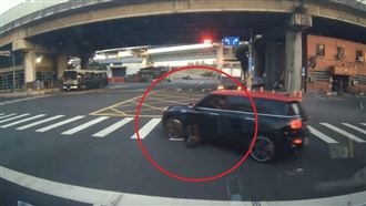 心碎畫面！汽車狂輾小黑狗「車底滾一圈」