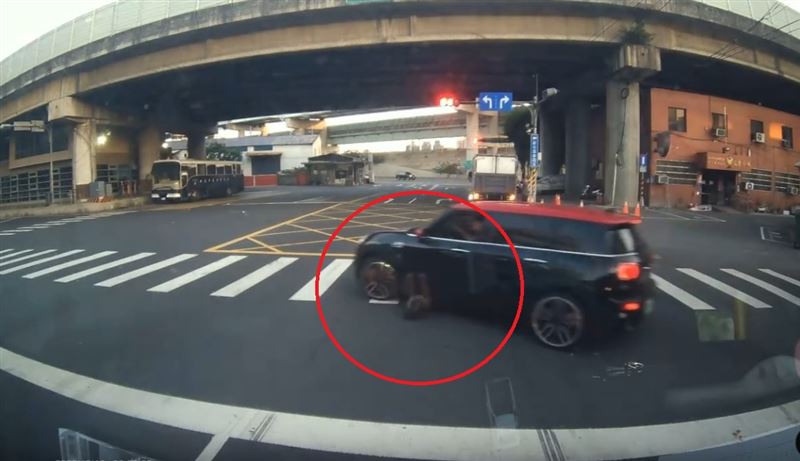 黑色汽車輾過小黑狗，整過程被拍下PO網。（圖／翻攝Threads@kero_hao）