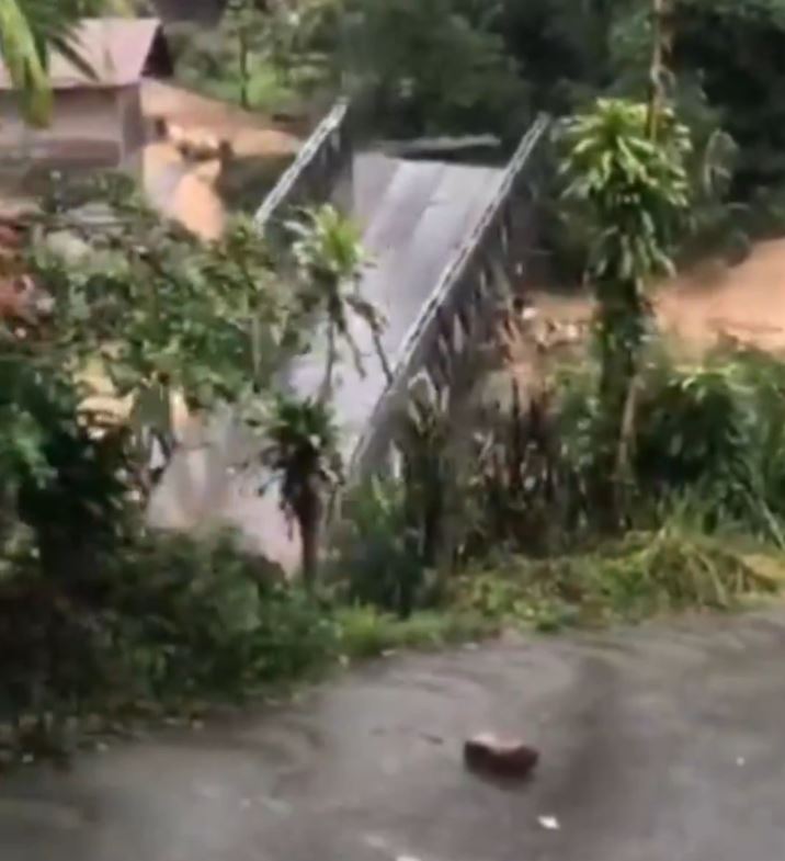 當地村莊的橋梁硬生生被洪水沖斷。（圖／翻攝自X平台 @volcaholic1）