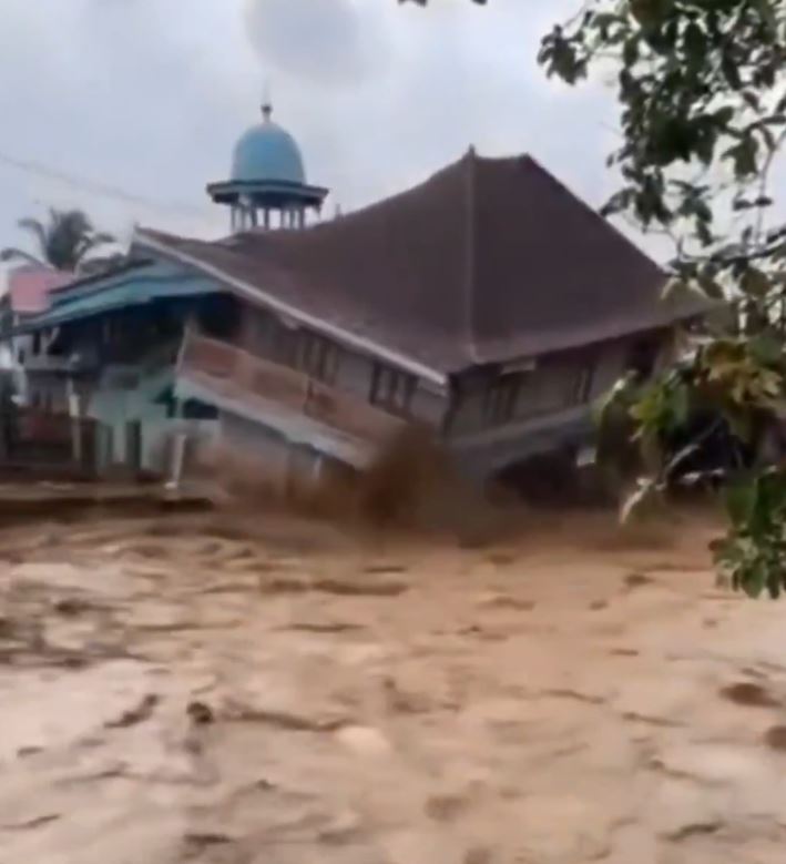 許多房子直接被洪水衝垮（圖／翻攝自X平台 @volcaholic1）