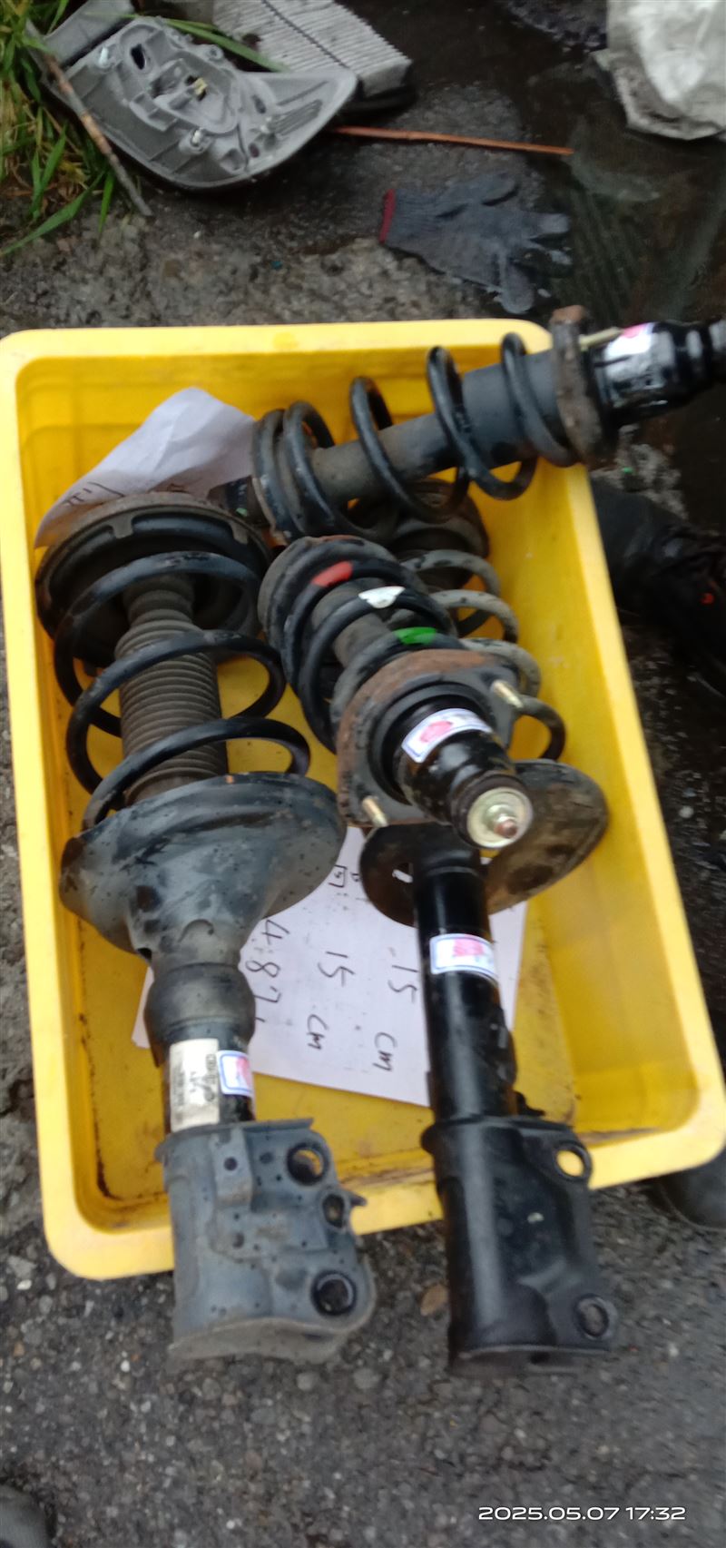 洪男竊走4支汽車用避震器後插在鐵軌上險釀禍。（圖／翻攝畫面）