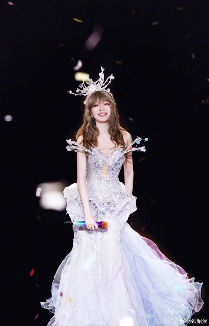 張韶涵演唱會頭髮貼頭皮的造型被吐槽老氣。（圖／翻攝自張韶涵微博）