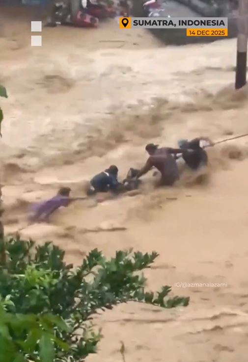 每個人拉著繩子避免被洪水沖走。（圖／翻攝自X平台 @AJEnglish）