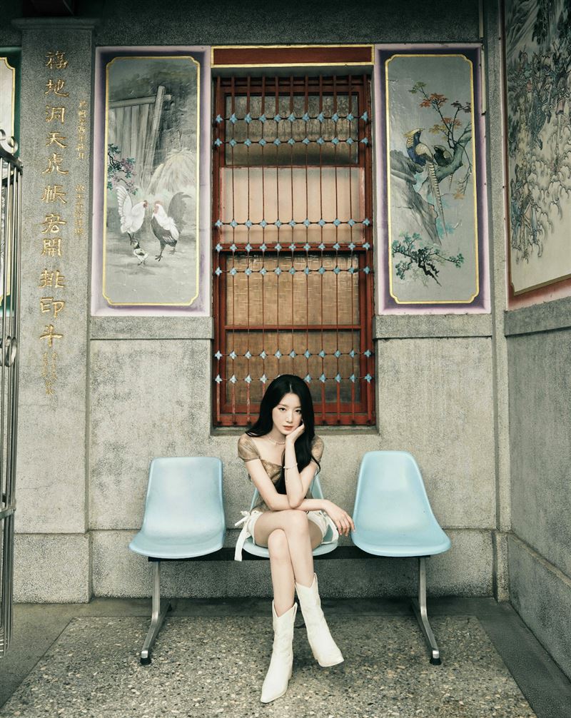 舒華來到福仁宮拜拜，當起導遊。（圖／桃園市政府觀光旅遊局提供）