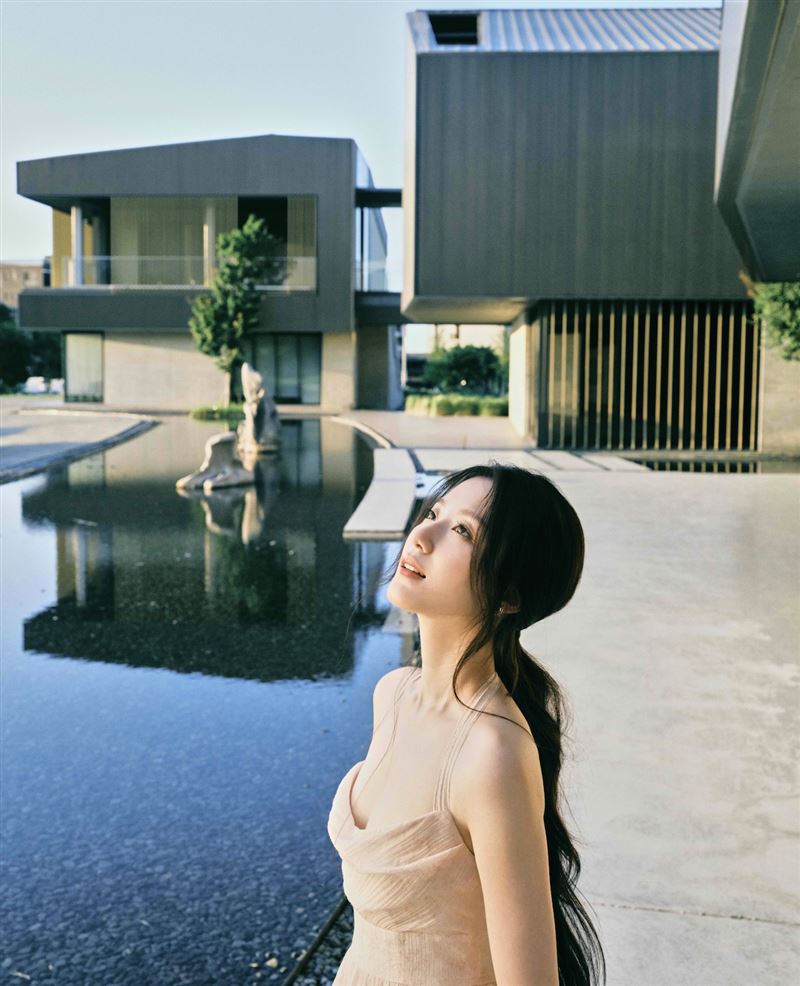 舒華在橫山書法藝術館前拍美照。（圖／桃園市政府觀光旅遊局提供）