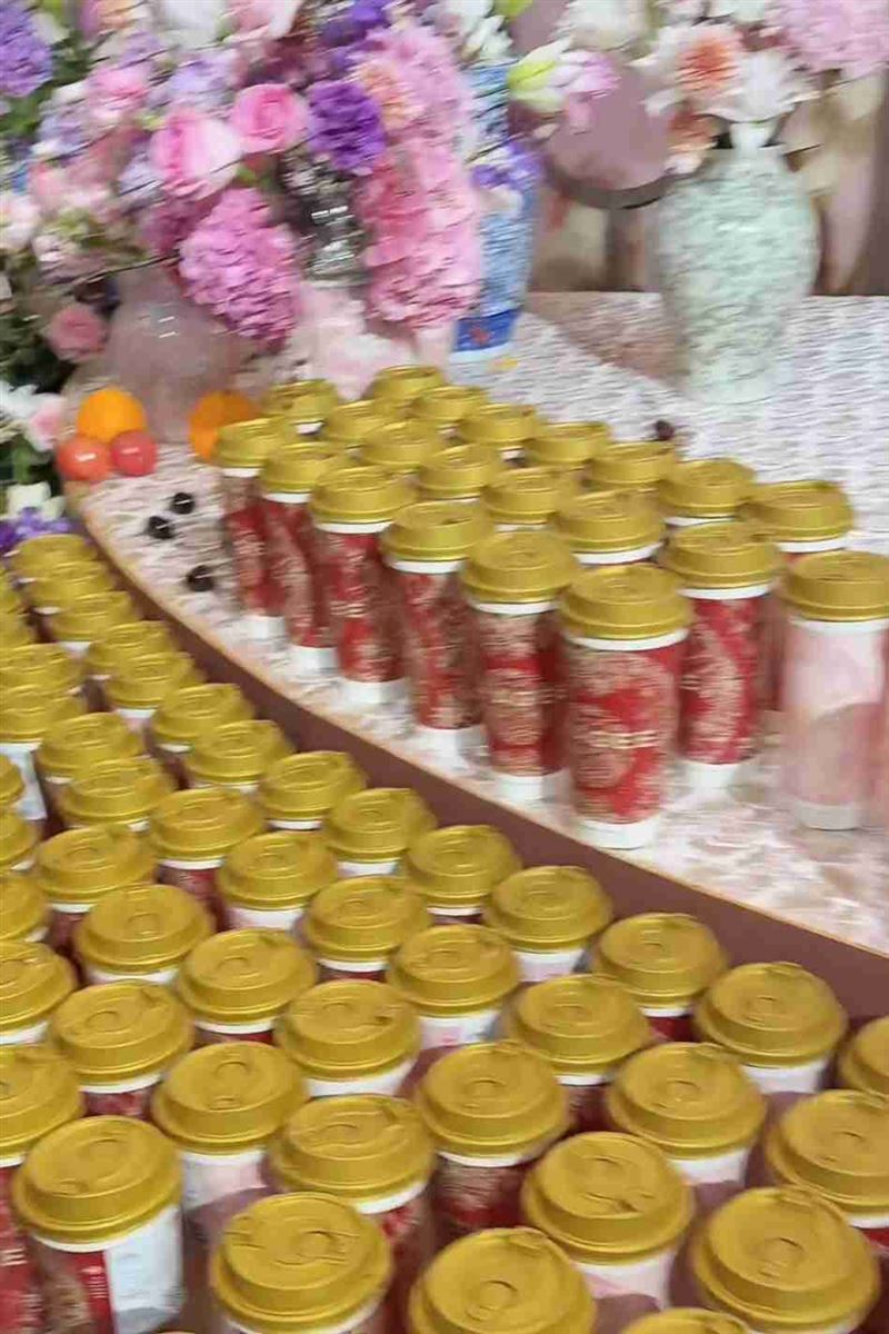 「霸王茶姬」創辦人張俊杰與天合光能股份有限公司聯席董事長高海純婚禮上擺放奶茶及鮮花。（圖／翻攝自張萌小紅書）