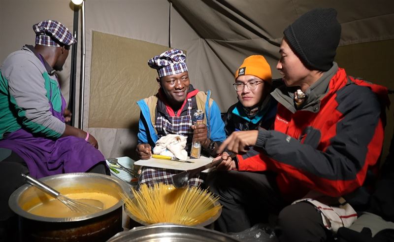 《上山吧!台灣隊》正式踏上非洲最高峰吉力馬札羅山。(圖/三立提供)