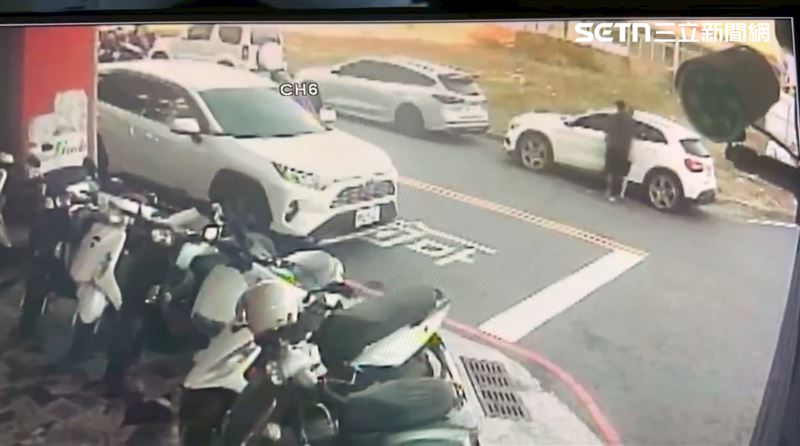 友人疑似上前勸阻，兩人拉扯了好幾分鐘。（圖／翻攝畫面）