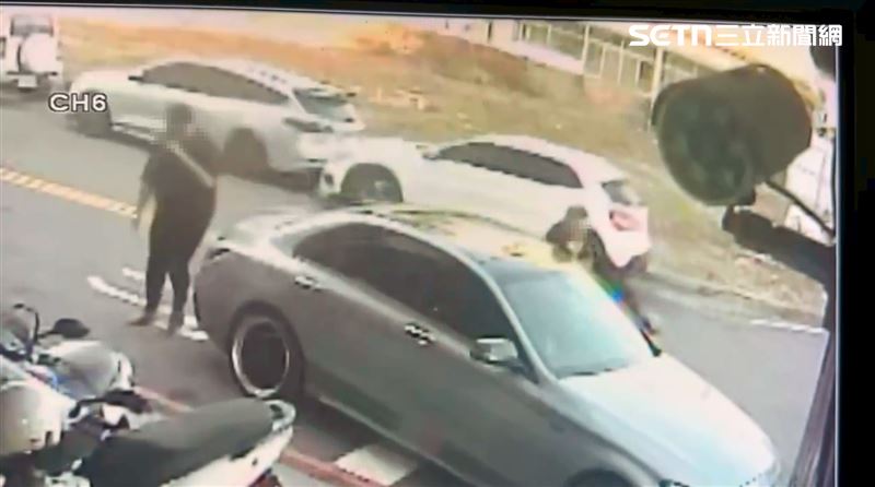2名友人攔阻失敗，鄭男仍然發動車子離開，1分鐘後就肇事。（圖／翻攝畫面）