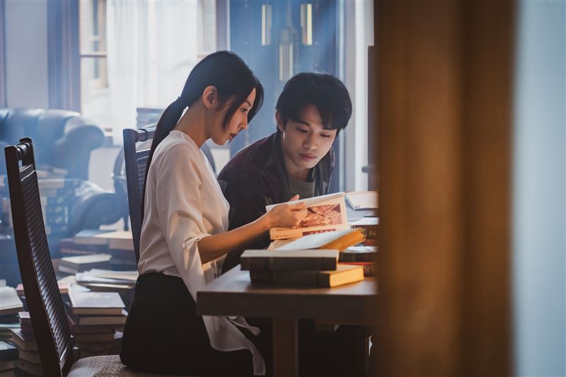 初孟軒和邵雨薇因為決心重新上演一齣舞台劇,兩人越走越近。(圖/風暴國際股份有限公司提供)