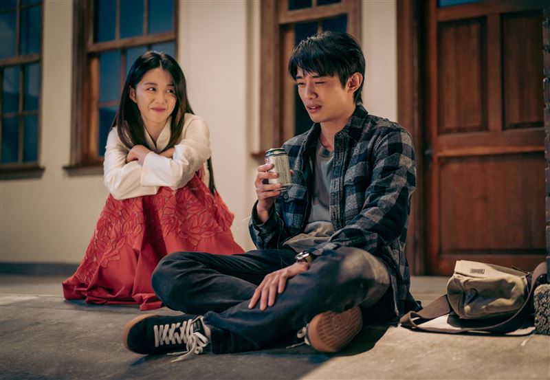 邵雨薇(左)在片中對初孟軒相當關心。(圖/風暴國際股份有限公司提供)