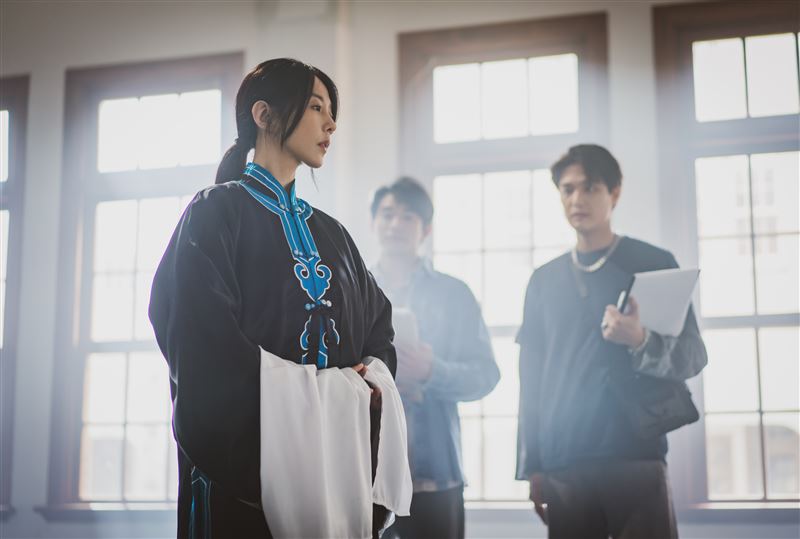 邵雨薇(左)將在片中展現傳統戲曲之美。(圖/風暴國際股份有限公司提供)