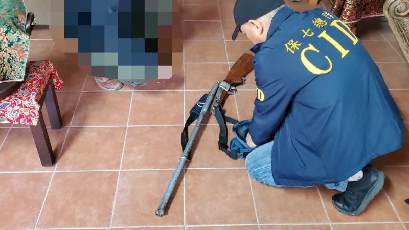 事後檢警在兇手住處查獲多把獵槍以及設陷阱的工具。（圖／翻攝畫面）