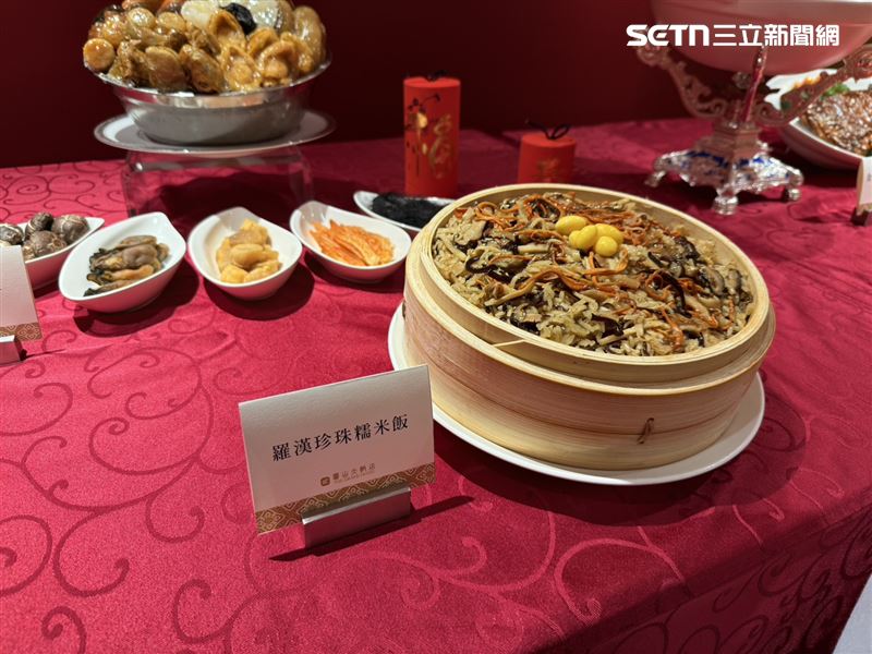 圓山大飯店也同步推出五款豪華單品年菜，包含羅漢珍珠糯米飯。（圖／記者李育道攝影）