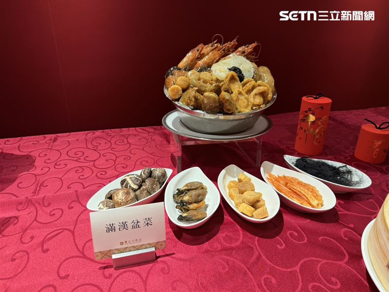 豪華單品年菜滿漢盆菜。（圖／記者李育道攝影）