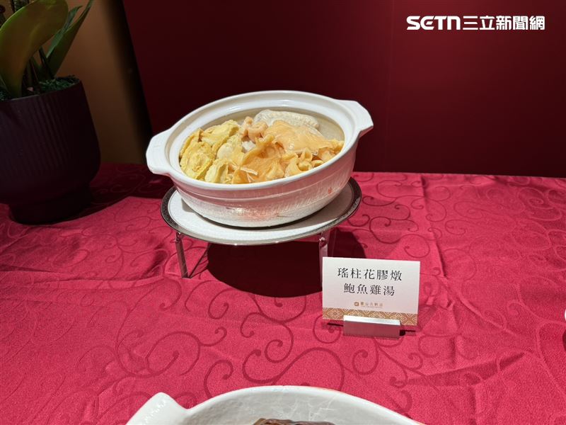 豪華單品年菜花膠燉鮑魚雞湯。（圖／記者李育道攝影）