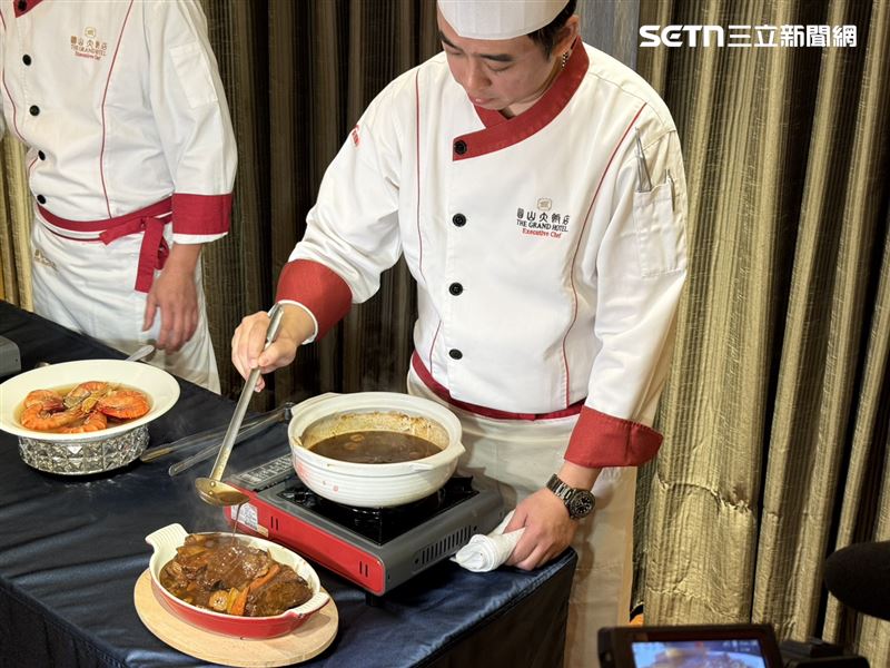 圓山牛排館今年首度推出應景年菜「紅酒燉和牛」，由擅長西式擺盤美學與火候掌控、新加坡國際美食挑戰賽金牌得主廖健皓主廚製作。（圖／記者李育道攝影）