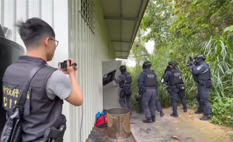 海巡署與專案小組，破獲隱身嘉義水上的製毒工廠。(圖／海巡署提供)
