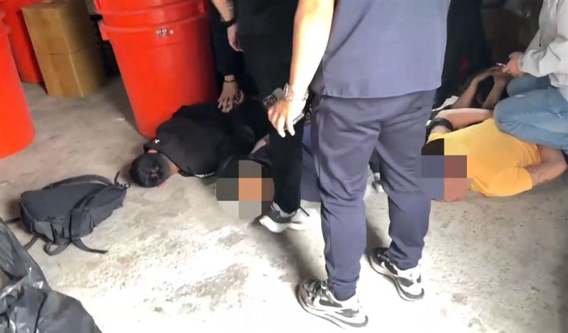 製毒師傅躲在偏僻山區、雞寮旁製毒掩蓋氣味，遭海巡署及專案小組一舉破獲。(圖／海巡署提供)