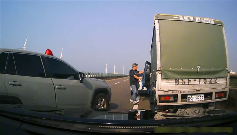 海巡署人員在西濱快速道路一度狂飆時速178公里，包夾追緝毒犯。(圖／海巡署提供)