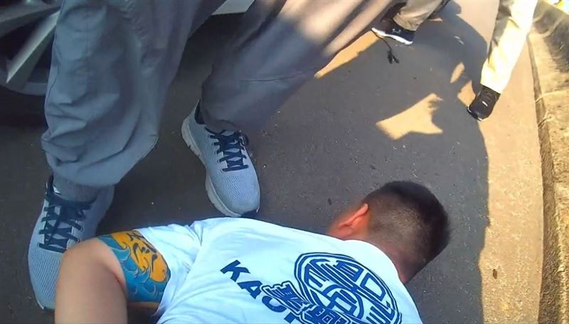 中國販毒集團以網路直播方式掩護，毒品被佯裝成洗衣精走私來台，在基隆關被查緝出第四級毒品「1-甲基苯基-1-丙酮」，市價逾10億。(圖／海巡署提供)