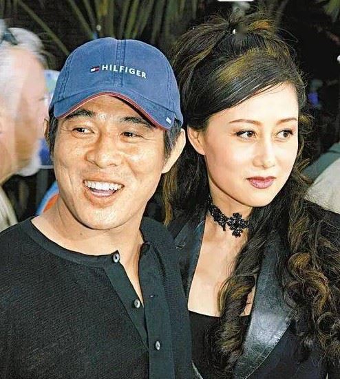 有網友爆料稱，「李連杰住院期間，利智每天僅探視15分鐘，全靠護理人員照料。」（圖／翻攝自搜狐網）