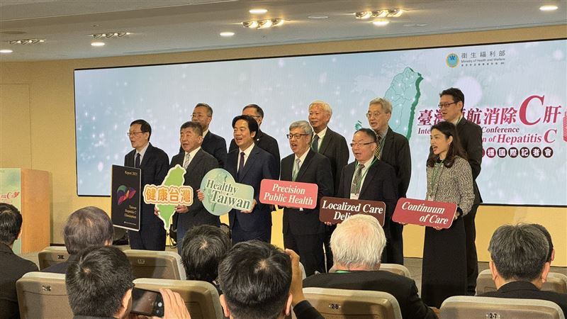 「台灣領航 消除C肝」國際記者會今日在台北舉行，總統賴清德（前排左三）與相關官員合影。（圖／記者簡浩正攝影）
