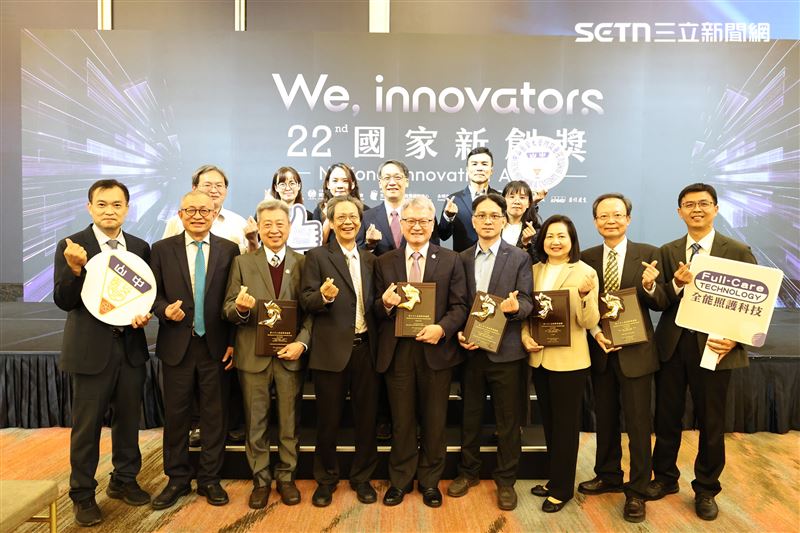 中山醫大校長黃建寧（前排右5）率領獲獎團隊出席國家新創獎頒獎典禮。（圖／中山醫學大學提供）
