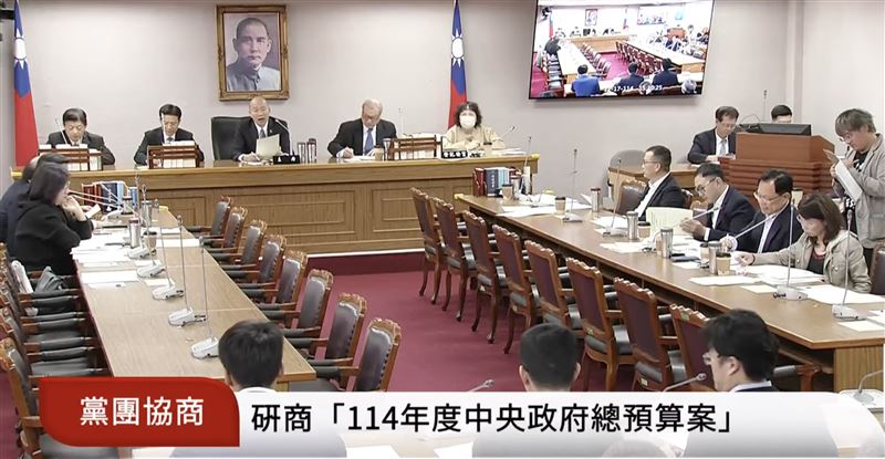 民進黨團輪番質疑，立法院為何可以代表立委們解釋助理費的性質？韓國瑜則說，一定會給大家一個答案。（圖／翻攝自國會頻道）