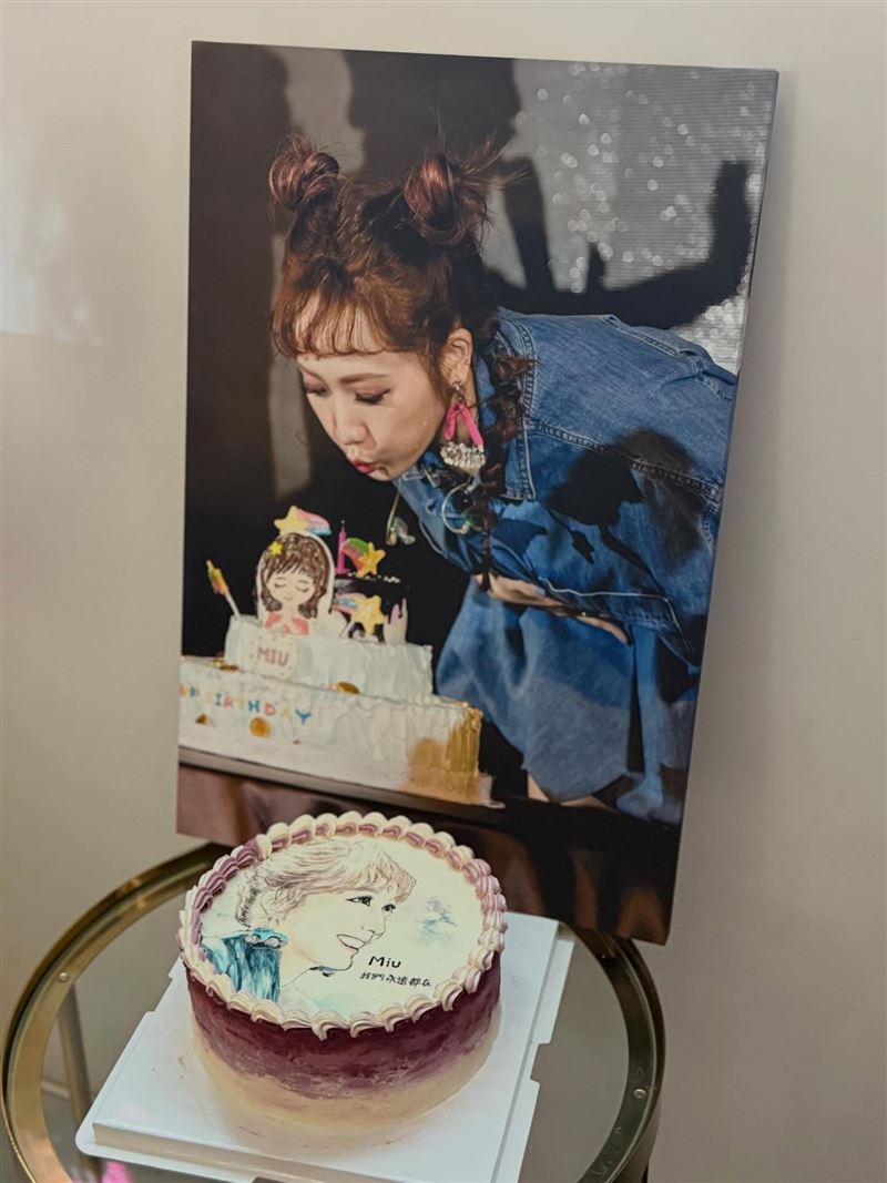 朱俐靜病逝第4年，國際後援會為她慶祝冥誕影像展。（圖／翻攝自朱俐靜Miu女神國際後援會臉書）