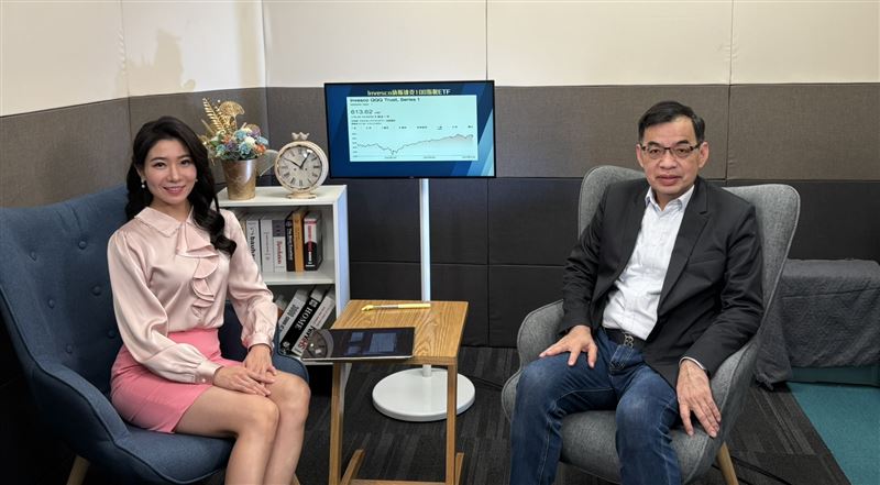 三立財經台《小資巴菲特》主持人李昕芸(左)專訪億元教授鄭廳宜(右),解析台股明年高度關鍵變數。億元教授指出,台積電獲利動能是推升台股挑戰三萬三的重要引擎。(圖/記者王文承攝影)