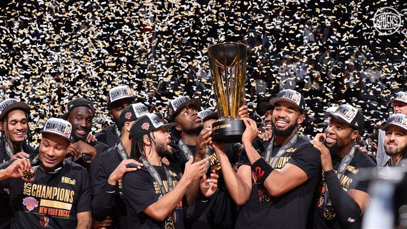 尼克擊敗馬刺，拿下2025-26年賽季NBA盃冠軍。（圖／翻攝自尼克推特）
