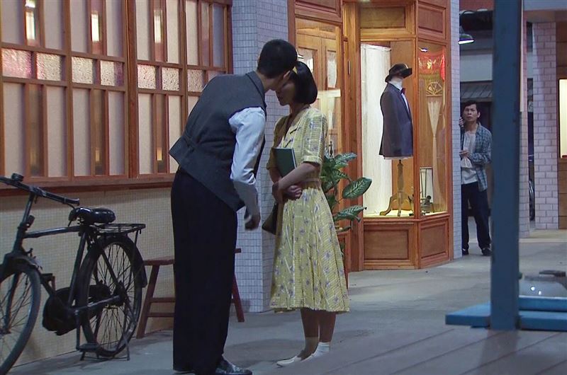 盧彥澤（左）劇中被八卦鄰居誤會大街熱吻。（圖／台視提供）