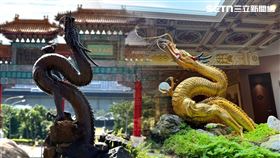 圓山大飯店室內「百年金龍」與室外「台灣神社神龍噴泉」。（圖／記者李育道攝影）