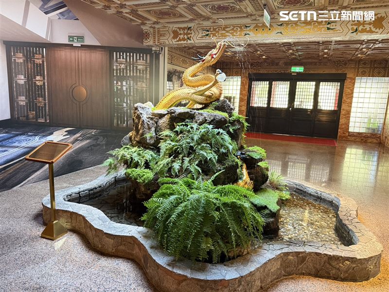 圓山大飯店室內金龍廳外的「百年金龍」2023年6月天花板藻井意外掉落，導致金龍斷頭。（圖／記者李育道攝影）