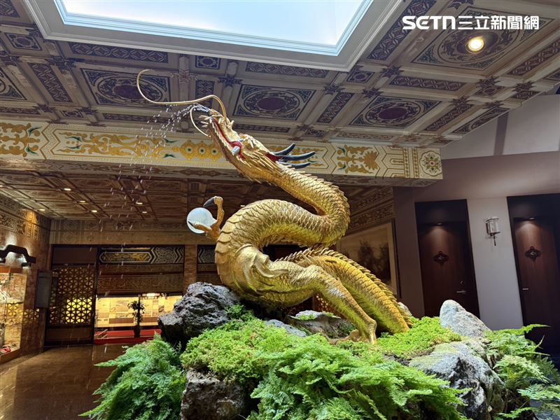 飯店在一個月內完成修復，不過修復過程中也發現，金龍結構早已歷經多次改造，重新考證105年前的原始造型，另鑄黃銅製「台灣神社神龍噴泉」。（圖／記者李育道攝影）