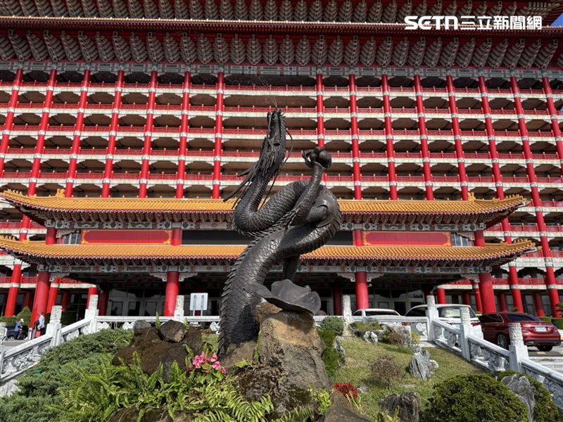 楊登嵙表示雙龍若僅作為藝術品展示，效果會明顯減弱，仍需透過「開光」儀式淨化氣場，否則「就只是好看而已」。（圖／記者李育道攝影）