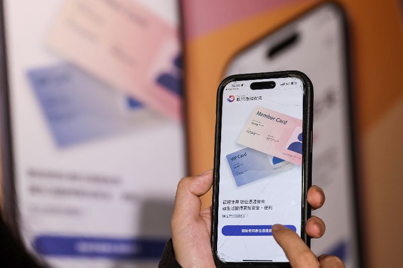 數發部公布數位憑證皮夾試營運，在超商領包裹、通行應用、求職應用、租車應用、訪客管理、行動申辦等6大情境率先試行。（圖／中央社）