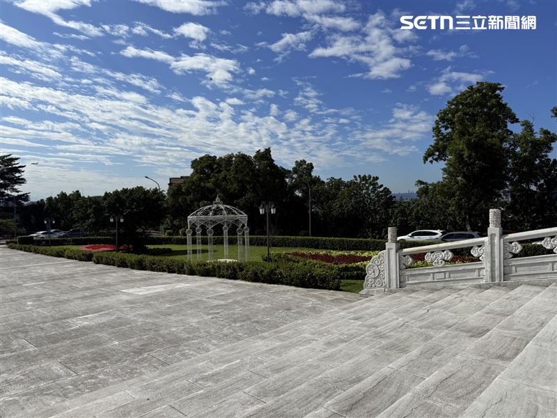 圓山大飯店近一年來廣場花卉配置持續增加，希望把整個廣場打造成台北市民的花園廣場。（圖／記者李育道攝影）
