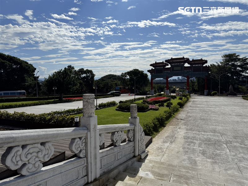 圓山大飯店近一年來廣場花卉配置持續增加，希望把整個廣場打造成台北市民的花園廣場。（圖／記者李育道攝影）