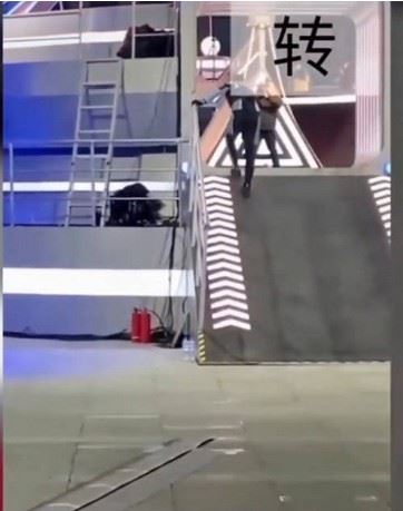 《追我吧》一向以高強度關卡著稱，甚至被批評「連專業運動員都難以承受」。（圖／翻攝自微博）