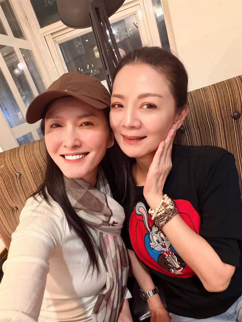 高欣欣與徐潔兒相會。（圖／翻攝自高欣欣臉書）