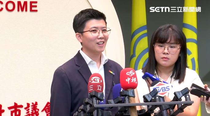 苗博雅受訪，回應英超狼隊球迷舉台灣國旗抗議中國老闆時笑了出來（圖／翻攝畫面）