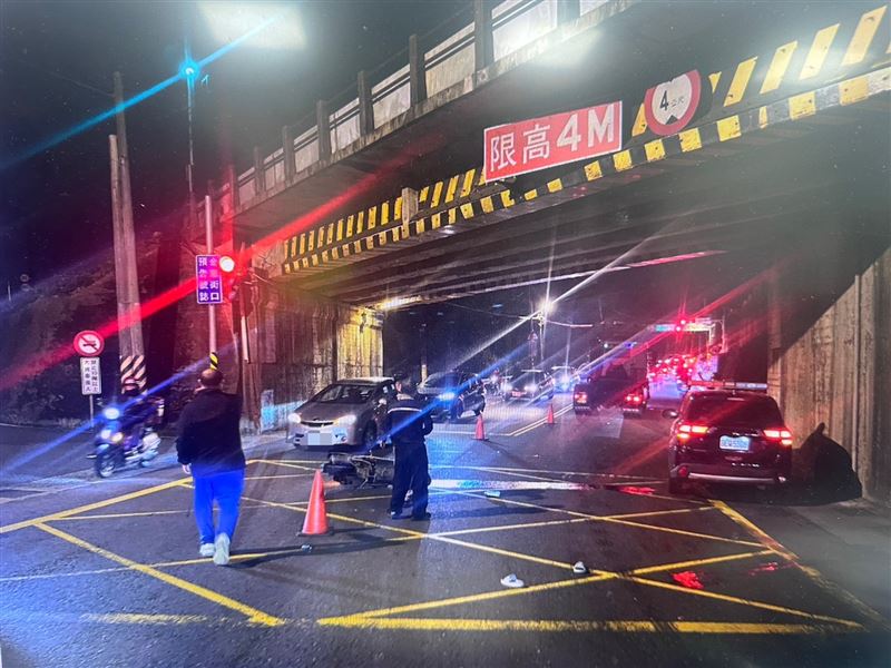 66歲溫姓婦人16日返家途中，遭曳引車輾頭喪命。（圖／翻攝畫面）