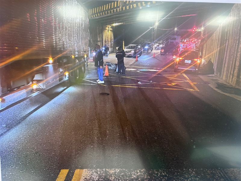 溫姓婦人要左轉，同向曳引車撞擊後輾斃婦人。（圖／翻攝畫面）