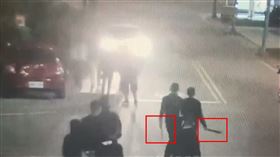 現場少年拿西瓜刀聚集的情形。（圖／翻攝畫面）