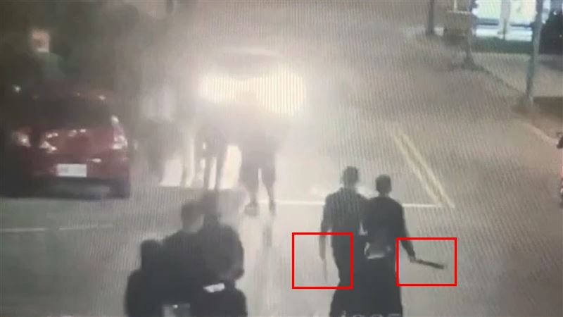 現場少年拿西瓜刀聚集的情形。（圖／翻攝畫面）